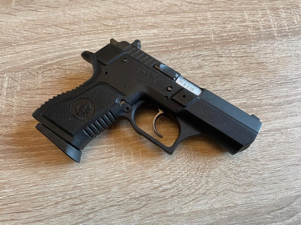 Pistolet israélien Jericho 941 présenté sur table